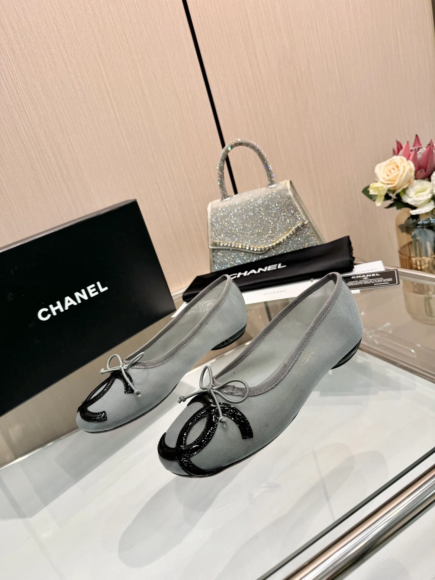👟👟Ex-factory price 480👟👟 | ²⁰²5 𝐬𝐬 🤍🤎𝐂𝐇𝐀𝐍𝐄𝐋 Chanel 26A catwalk style handmade Mary Jane women's shoes. Ballet shoes are so amazing, the bow pattern is so cute! Even if I don’t wear flat shoes, I can’t resist the temptation! The second recommended pair of Chanel logo women's shoes has great texture and is versatile. It is made of lambskin and has an original two-color outsole. Size: 35-40 (41 can be customized and cannot be returned or exchanged)